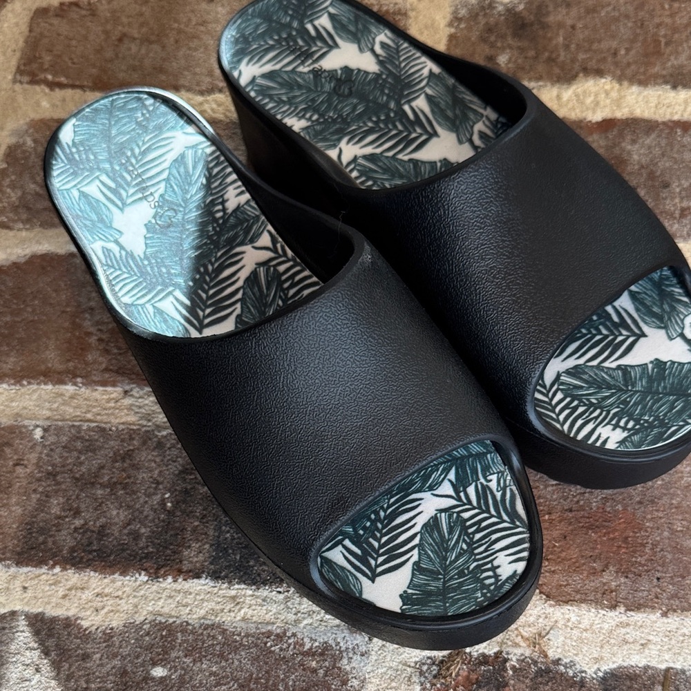 BareTraps Black Slide Platform Sandals with Leaf Pattern size 8